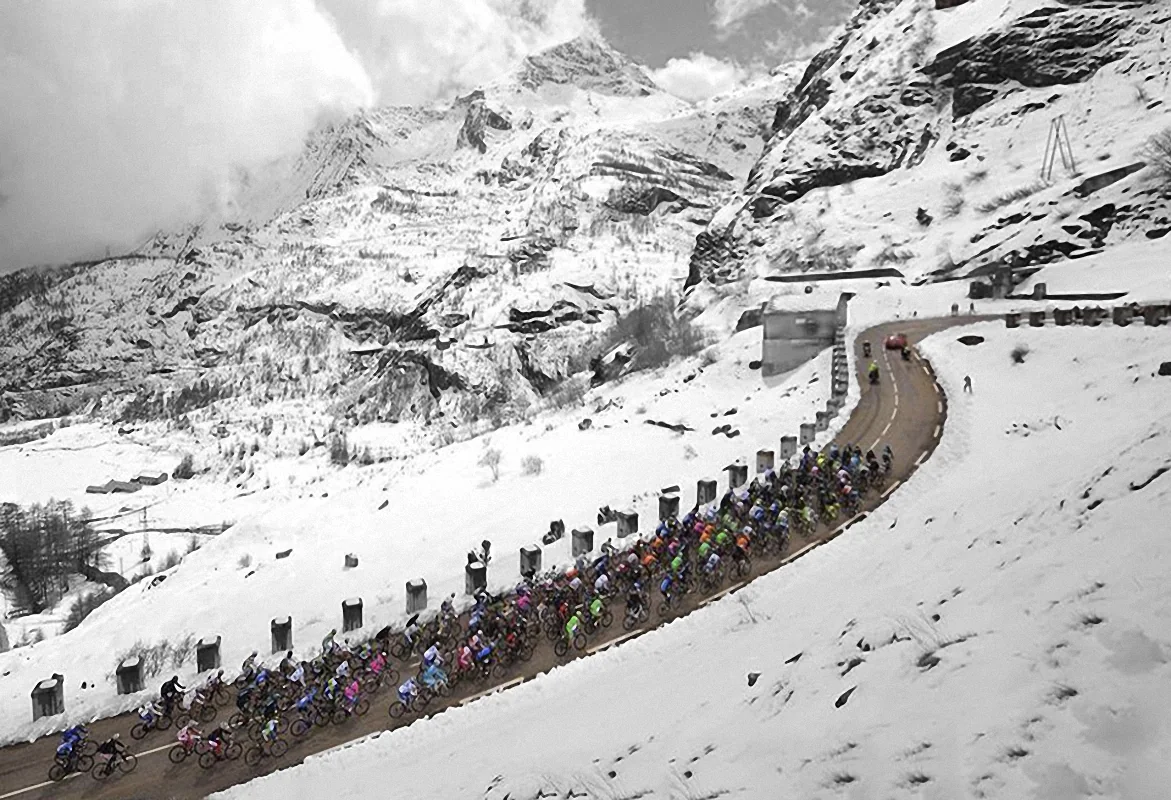Ciclisti su una strada alpina innevata